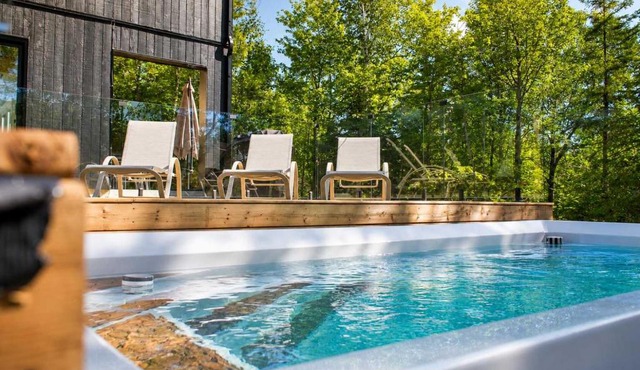 Snoheim - Luxury Chalet with Hot Tub & Four-Season Pool