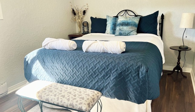 Sooke's Downtown Retreat; comfort and convenience in the heart of town!
