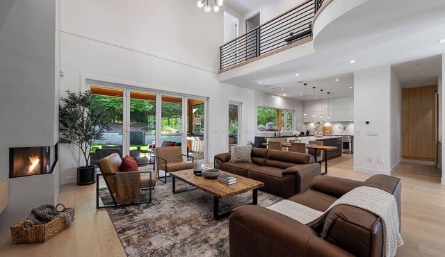 South Surrey Luxury Retreat White Rock 6 Ensuites Sleeps 12