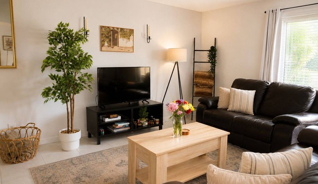 Spacious 1BR Home in Lighthouse Point- Fenced Yard - Pets Welcome!