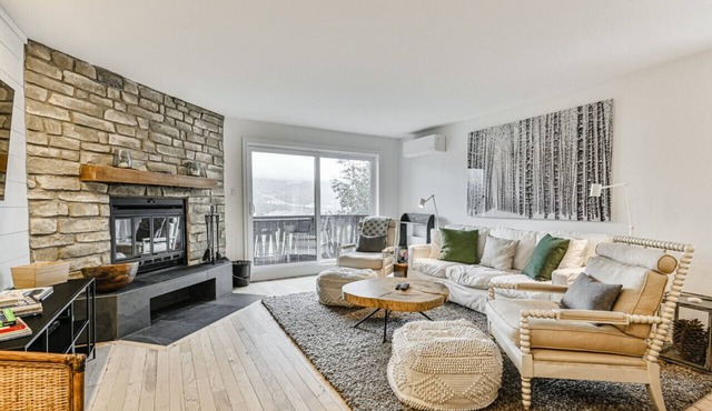 Spacious 2 BDR with Lake & Mountain Views!