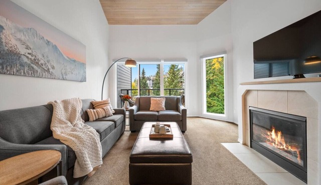 Spacious 2Bdr|2Bth w/Pool & Hot Tub|Free Parking