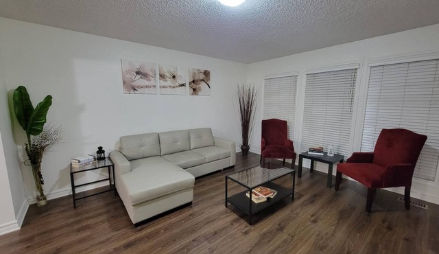 Spacious 3 bedroom 2 bathroom Unit in Guildford no stairs sleeps 13