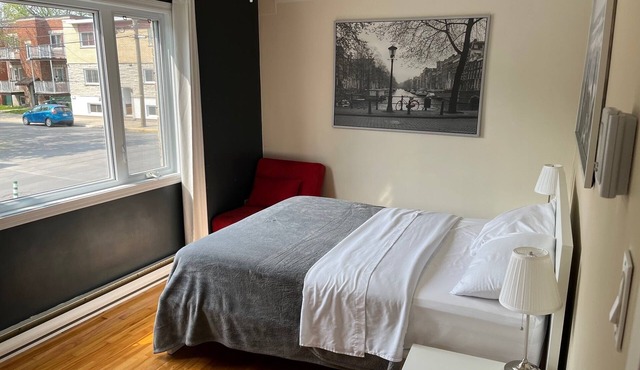 Spacious 3-bedroom apartment in charming Montréal with WiFi, AC, close to Metro