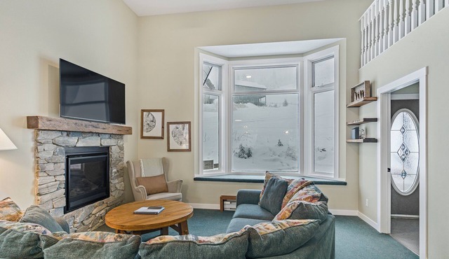 Spacious 4-Level Suite - Ski in/out w/Hot Tub & Fireplace for 17