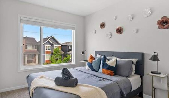 Spacious 4BR 3BA w/AC in Quiet SE Neighbourhood