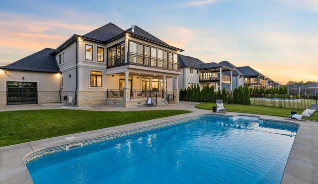 Spacious 5-bedroom villa in amazing Seven Lakes golf course in Windsor