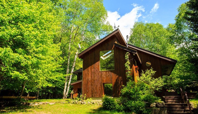 Spacious 6 person chalet w/ indoor fireplace, and private hot tub & sauna
