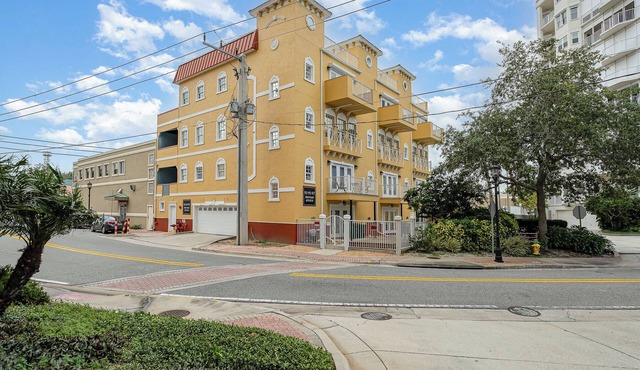 Spacious and Central Downtown Cocoa Village Estate 2 with River Views!