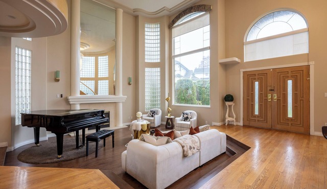 Spacious Burnaby 4BR | 3 King Beds | Near SFU