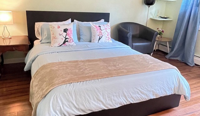 Spacious, comfortable rooms near beach & Newport