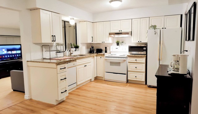 Spacious & Convenient Rustic Family Home near YVR /Sleeps 8!