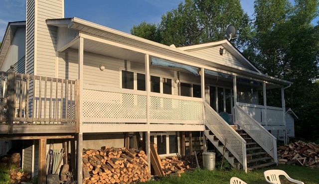 Spacious Cottage on lake, perfect for any occasion
