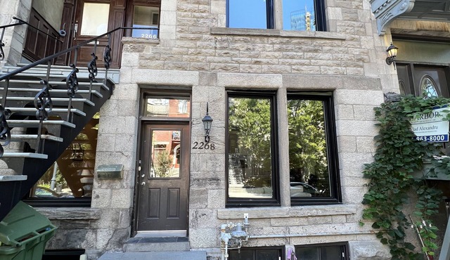 Spacious Downtown Montreal Apt-4BR/2BA, Free Wifi, Washer/dryer