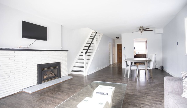 Spacious Family Sized Townhouse with Fireplace, Patio , Parking