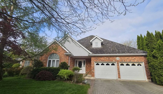 Spacious House - GREAT LOCATION in Old Town NOTL with HOT TUB & Univ. EV CHARGER