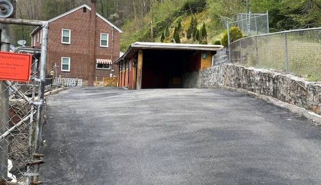 Spacious Home Ample Parking 1/2 Mile from the Hatfield and McCoy Trails!
