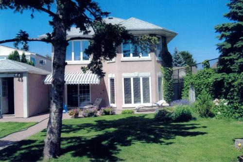 Spacious Home with large Pool and Backyard