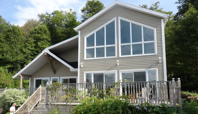 Spacious house not overlooked near a lake, 15 minutes from Quebec City