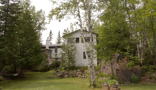 Spacious Lakefront Cottage