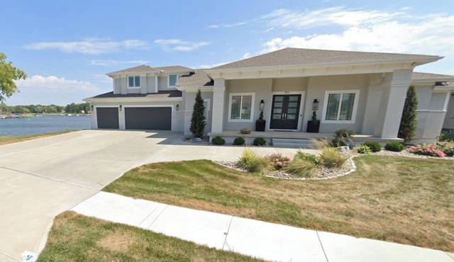 Spacious Lakefront Retreat with Patio, 4 bedroom bath & 25 Minutes to Arrowhead
