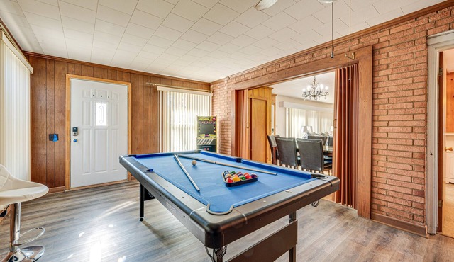 Spacious Lexington Abode w/Pool Table & Fireplace