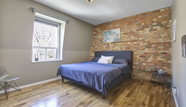 Spacious mid century 2 bedroom in downtown.