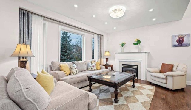 Spacious Mississauga Home - Private Yard & BBQ