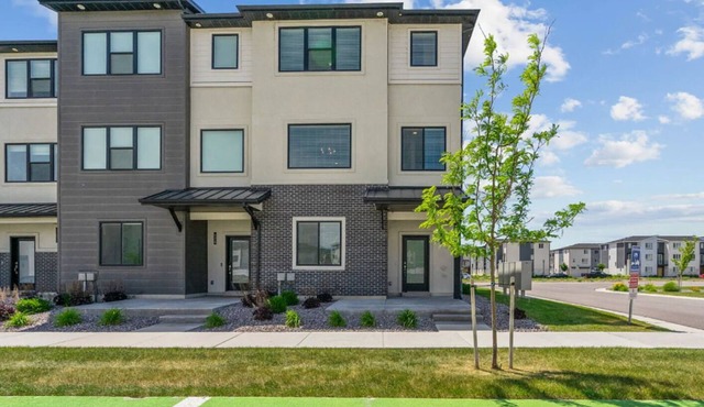 Spacious, modern 4-bedroom townhome with AC in beautiful American Fork