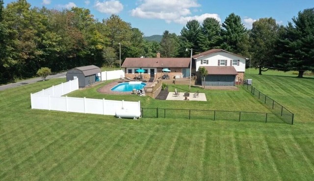 Spacious Mountain Retreat – Sleeps 12 – Pool, Hot Tub, Peaceful & Beautiful!