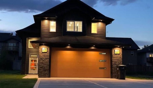 Spacious Mountain Retreat Near Jasper - Custom Luxury Home With Stunning Views