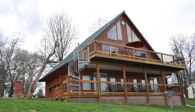 Spacious Studio on Monocacy River, Sleeps 4, Full Bath, Kitchenette.