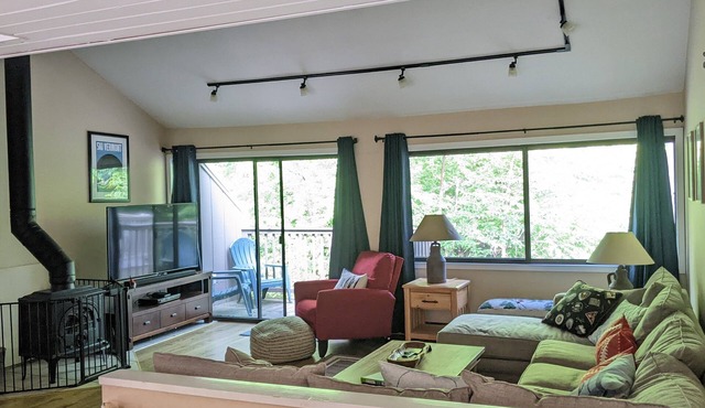 Spacious Sugarbush Retreat - Wood Stove, Outdoor Pool, 5 Mins to Sugarbush