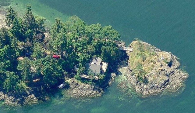 Spectacular ocean views. Private beach. Abundant Wildlife. Winter stormwatching!
