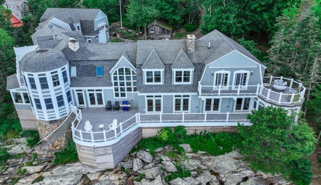 Spectacular oceanfront retreat with amazing views, sunroom & washer/dryer