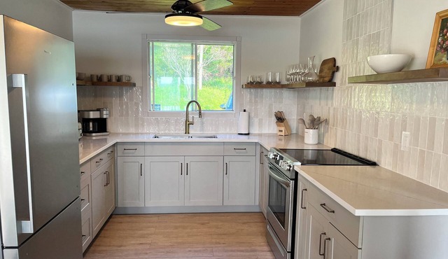 Stylish Lakeside Getaway | Renovated Cottage on Roddick Lake – Family Friendly