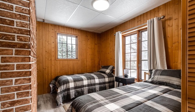St.-Donat Cottage | Public Lake Access | Game Room | 5BR Chalet | Near Ski Hill