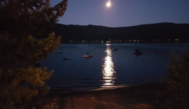St. Ives Resort on Shuswap Lake - 3 bdrm w/loft, lakefront, pet friendly, dock+