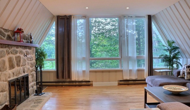 St Sauveur Chalet retreat, w/Fireplace & SAUNA, mins from St Sauveur ski hills!