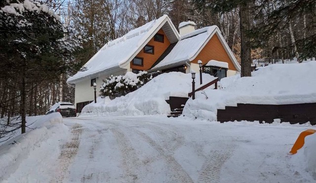 St Sauveur Chalet; easy access to nearby ski hills and village; pet friendly