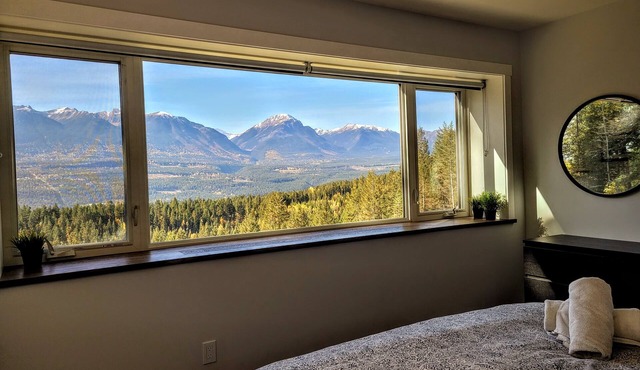 Stay Golden - sleeps 20. Monashee