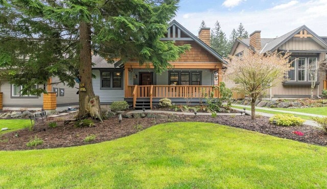 Steadymart Cottage - spacious 3-bed/3-bath & pool, hot tubs, creek, Cultus Lake
