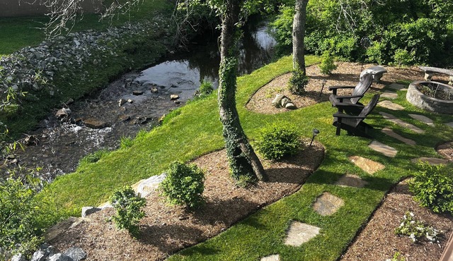 Stream.Firepit.Downtown Blowing Rock. Newly renovated. Cozy!