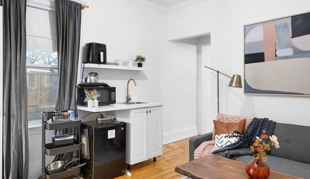 Studio 3 ~ 1 BDRM Apartment, w/Lounge Area