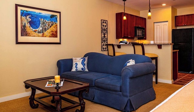 Studio w/water view -balcony - pool & hot tub - near beach!