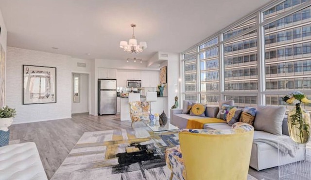 Stunning 2 BD in heart of Toronto w Parking