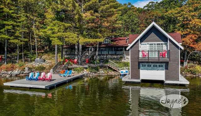 Stunning 5bdrm 3bath cottage with Bunkie and Boathouse! South exposure!