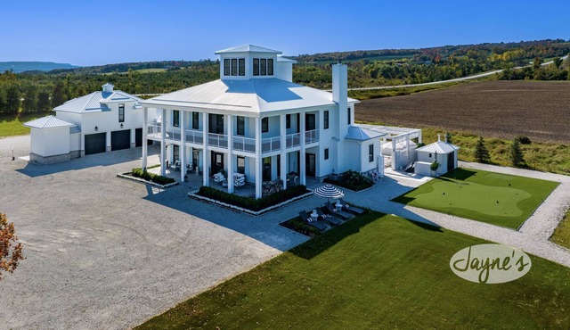 Stunning, bright Georgian coastal home outside of Thornbury, Pool and Hot Tub!