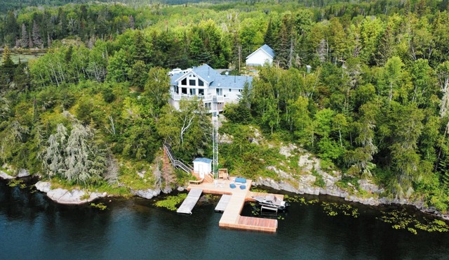 STUNNING CABIN ON LOTW WITH HOTTUB TEN MIN FROM KENORA