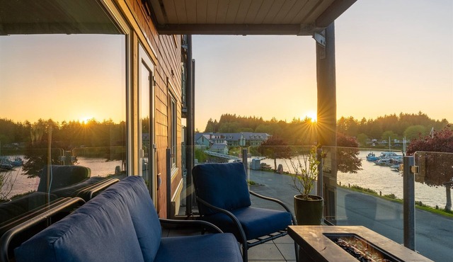 Stunning Harbour View, 2BRM, 2 Bath, spacious!